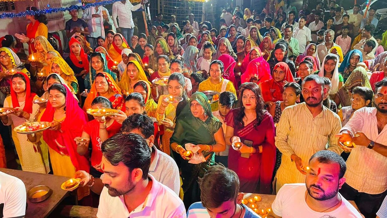 Mahoba: Special aarti performed in Durga pandals on the last day of Navratri