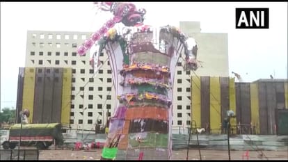 कानपुर में भारी बारिश के कारण रावण का पुतला भीग कर टेढ़ा हो गया