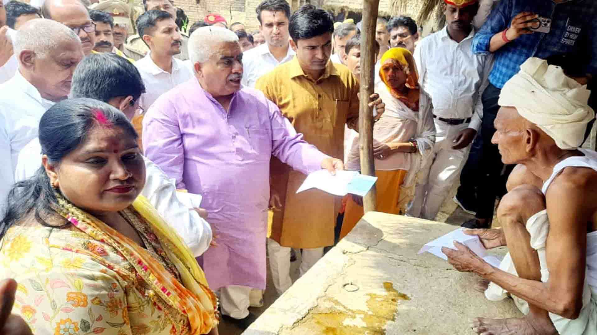 Kanpur Ghatampur Accident: relatives of dead shaved their heads together