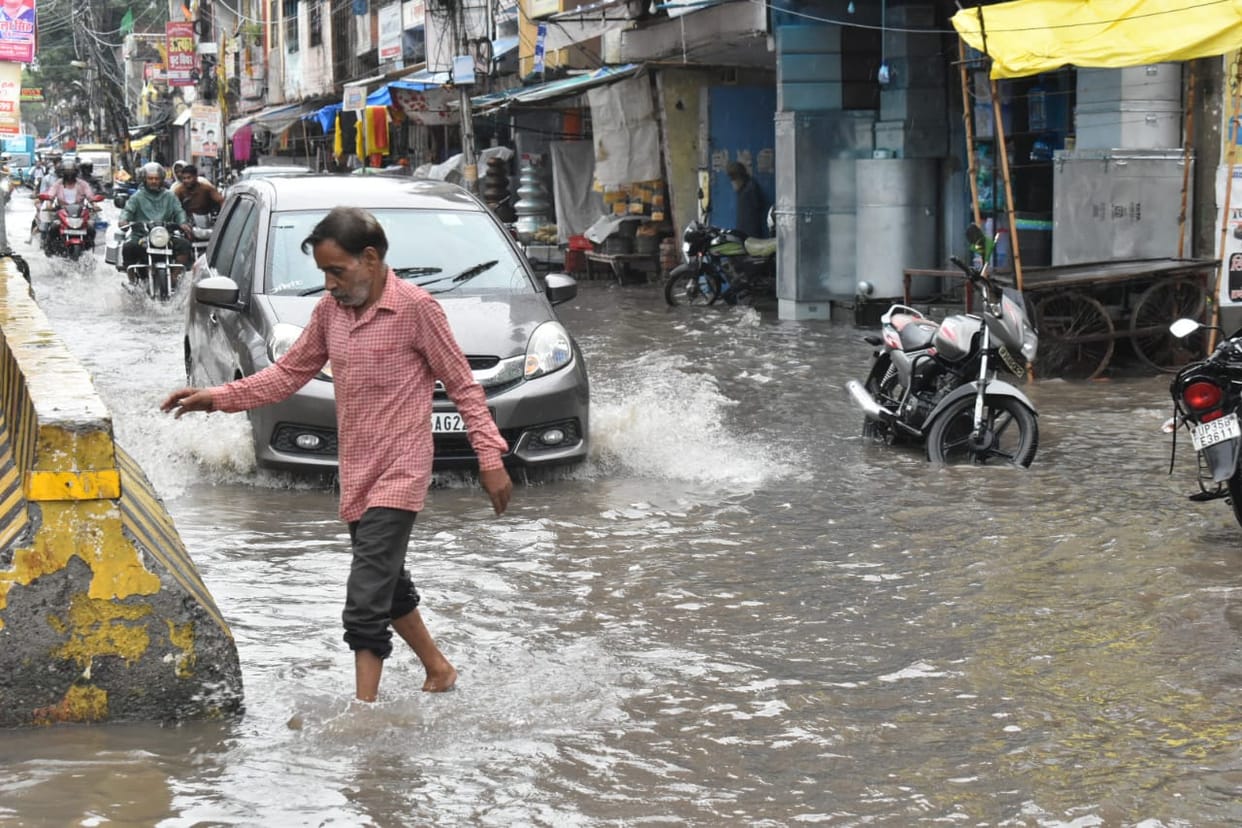 Due to continuous heavy rains in Unnao, problems increased due to water logging at various places