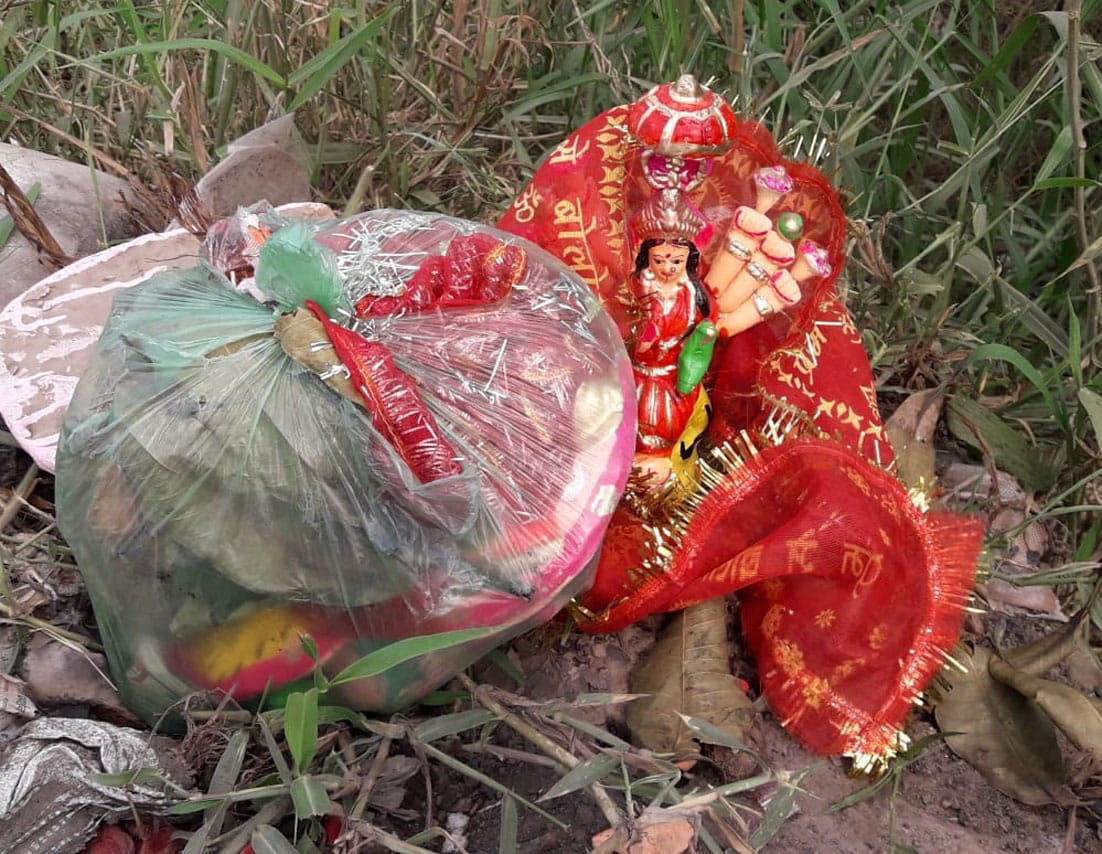 Sanjhi immersed in dry eastern Yamuna