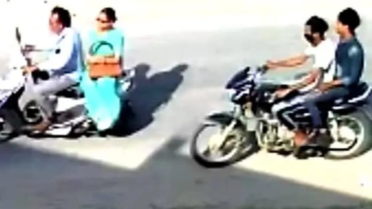 loot in Jaipur In an attempt to snatch purse miscreant knocked woman down from bike