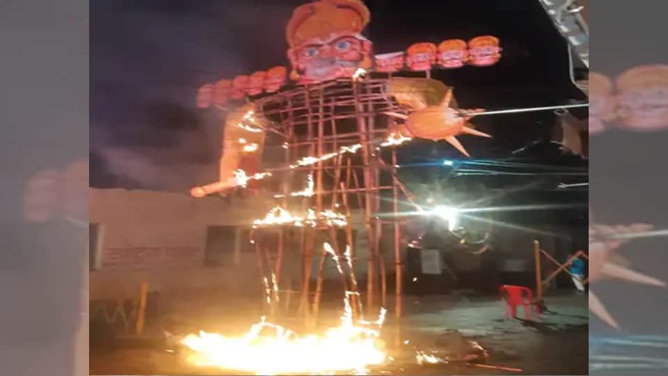 Indore played the tradition, thousands of people reached Ravana's effigy burning
