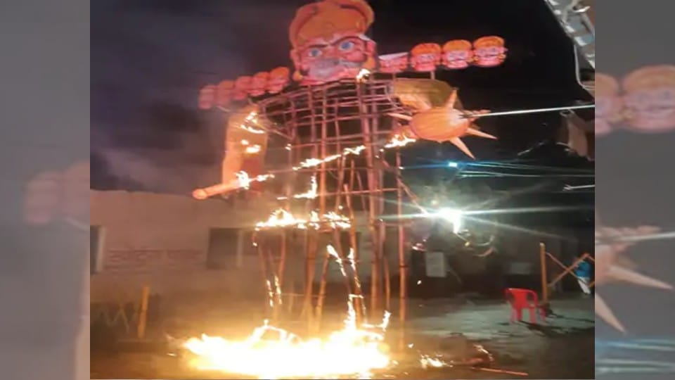 Indore played the tradition, thousands of people reached Ravana's effigy burning