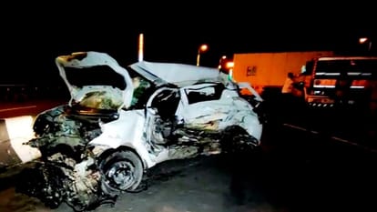 Mumbai Bandra Worli Sea link Accident Horrific Video of Ambulance and car collision News in Hindi