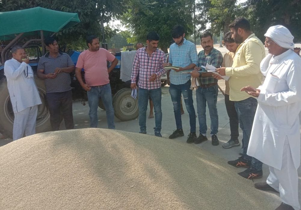 Paddy not sold even after four days due to moisture, rain expected from tomorrow