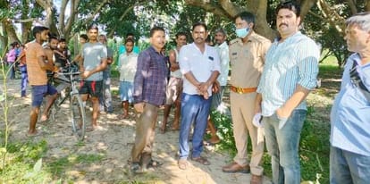 पूरनपुर के गांव जटपुरा में टीम के साथ पहुंचे रेंजर और एकत्र अन्य लोग। संवाद