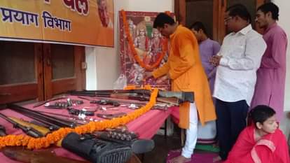 Prayagraj News : विश्व हिंदू परिषद के कार्यालय केसर भवन में शस्त्र पूजन किया गया।