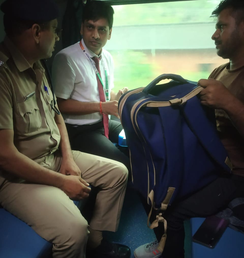 Due to the alertness of the railway employee, a bag full of two lakh rupees was found in Rewa Express