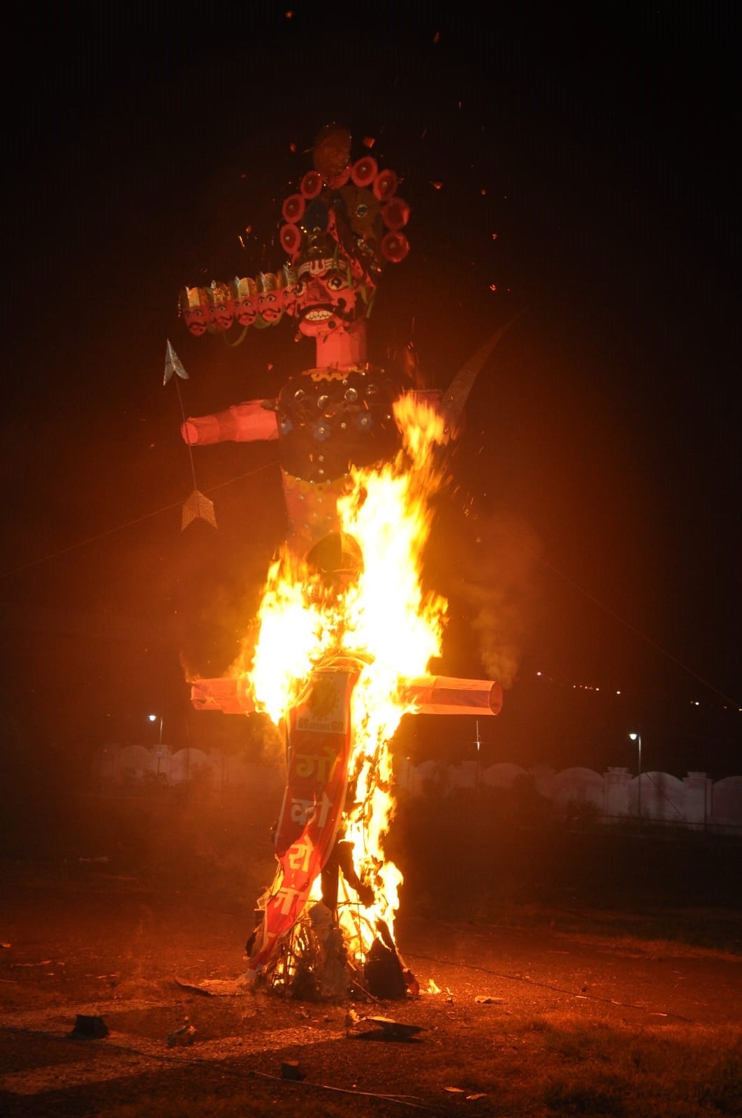 Dharni dhasai dhar dhav prachanda, then sir hati prabhu krit dui khanda