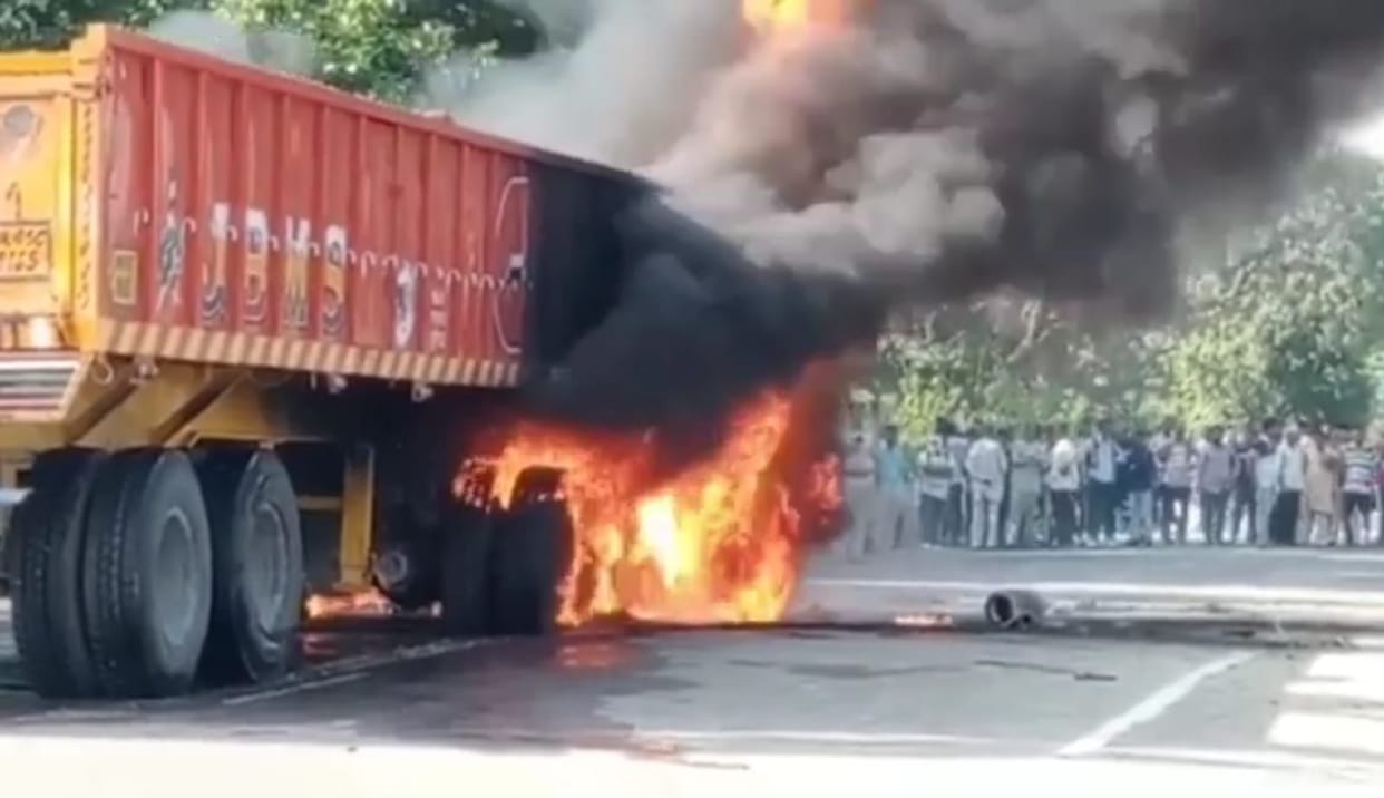 Ruckus over the death of friends, villagers jammed the trolley