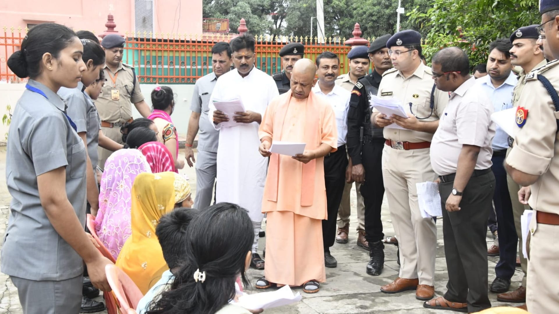 Chief Minister Yogi Adityanath Janta Darbar On the day of Vijayadashami listened to the complaints