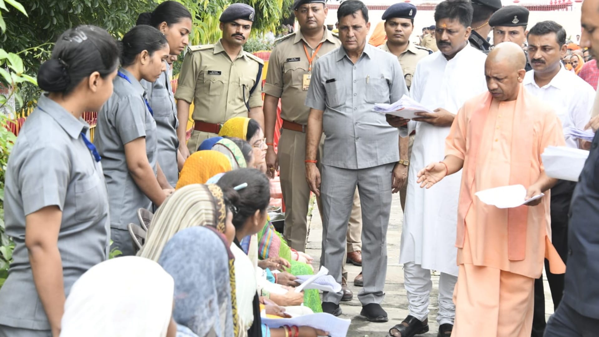 Chief Minister Yogi Adityanath Janta Darbar On the day of Vijayadashami listened to the complaints