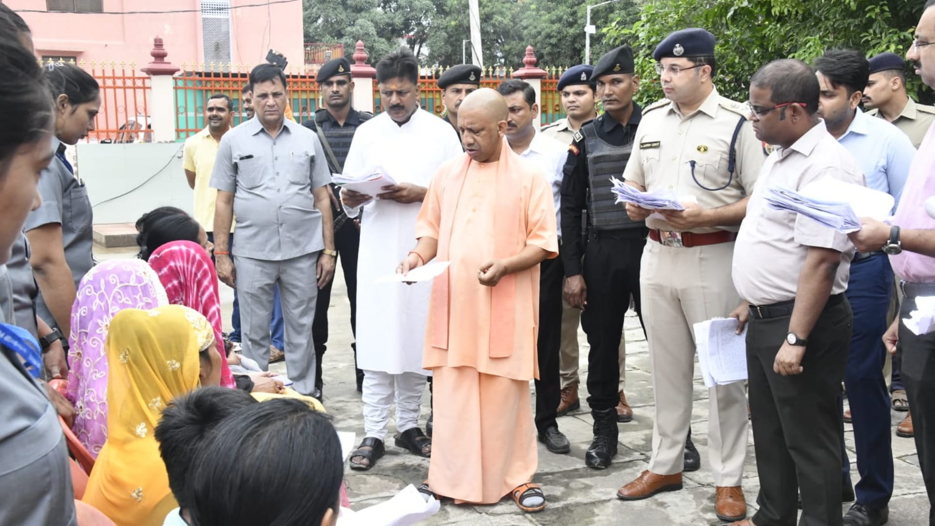 Chief Minister Yogi Adityanath Janta Darbar On the day of Vijayadashami listened to the complaints