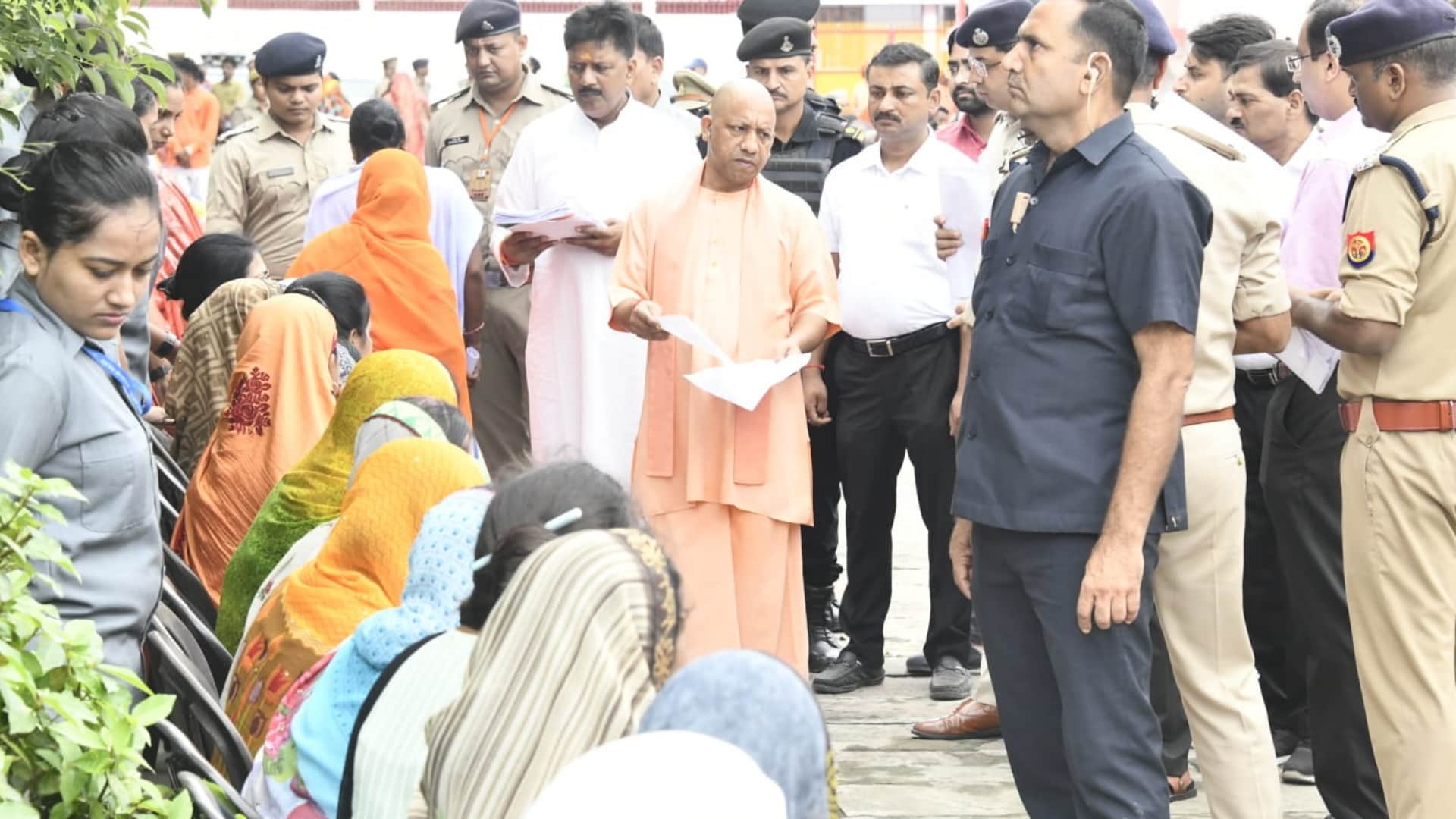 सीएम योगी ने फरियादियों की सुनी फरियाद