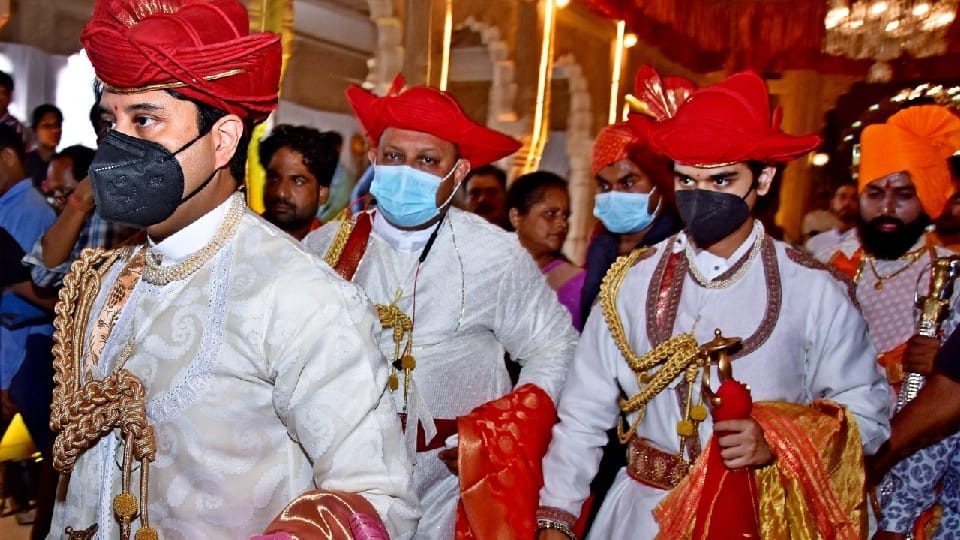 Union Minister Jyotiraditya Scindia seen in royal attire worshiped with family
