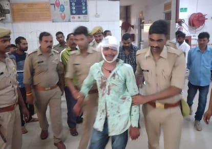 सुल्तानपुर दीवानी न्यायालय के लॉकअप में लडाई के बाद अस्पताल में बंदी का इलाज कराते पुलिस कर्मी।