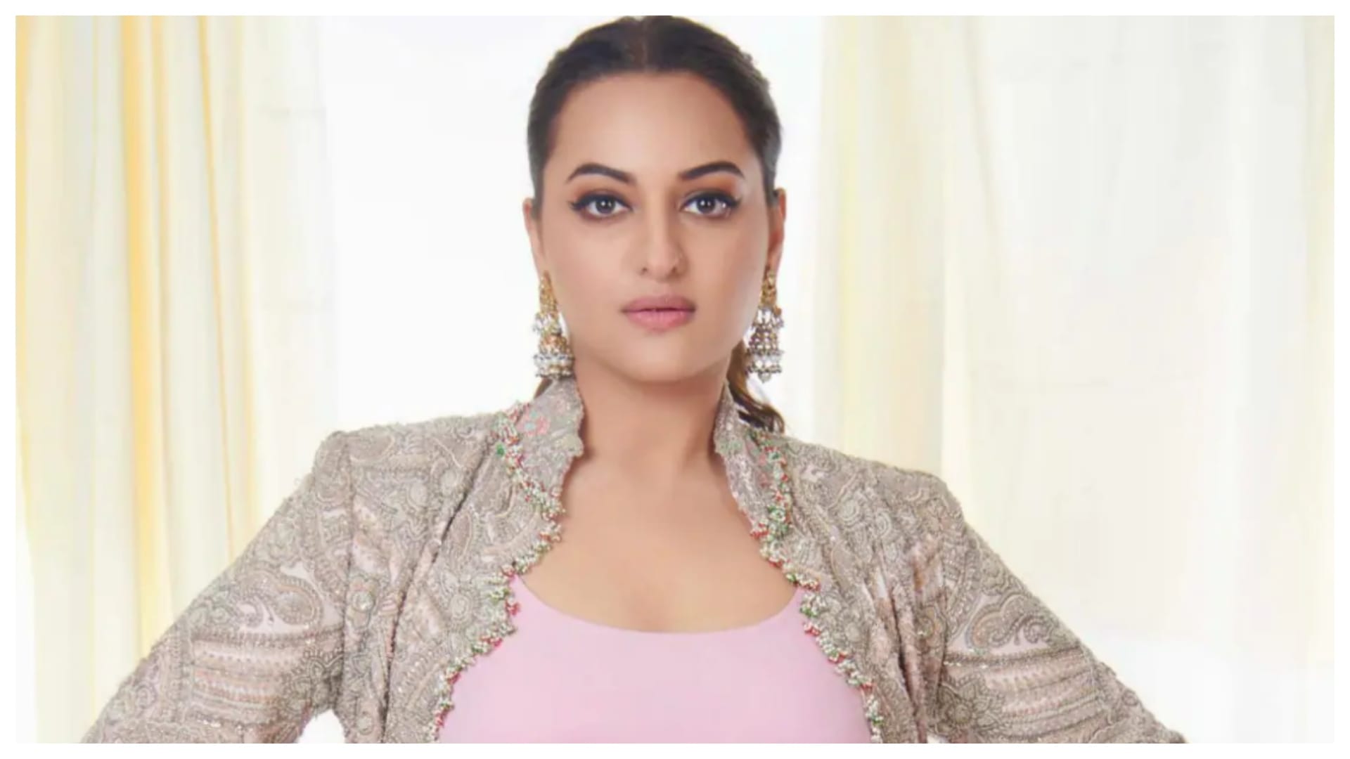 Sonakshi Sinha birthday spcial know about actress films Dabangg Dahaad Rowdy Rathore and her controversies