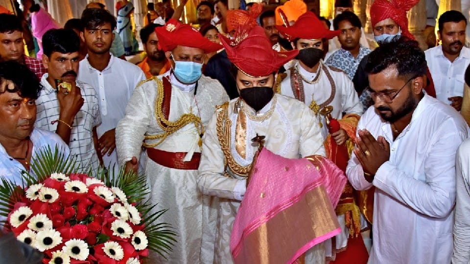 Union Minister Jyotiraditya Scindia seen in royal attire worshiped with family