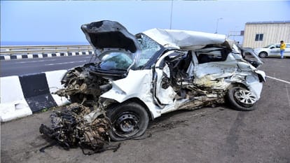 Mumbai Bandra Worli Sea link Accident Horrific Video of Ambulance and car collision News in Hindi