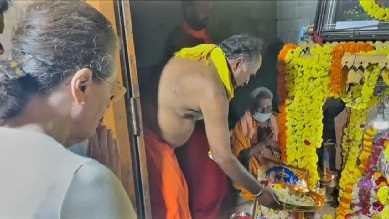 Congress Sonia Gandhi offered Dussehra Prayers at Bheemanakolli Temple in Begur Village Karnataka