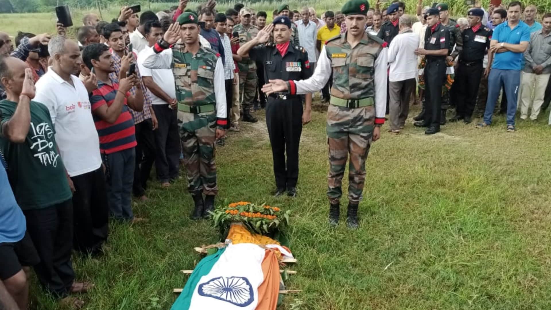 jawan's dead body brought to his village in Sultanpur.