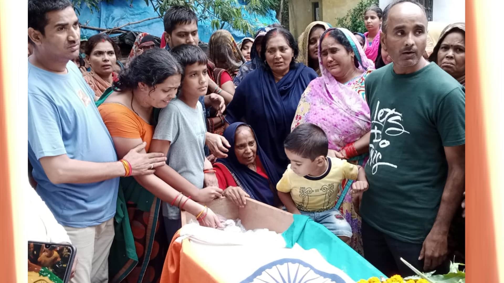 jawan's dead body brought to his village in Sultanpur.