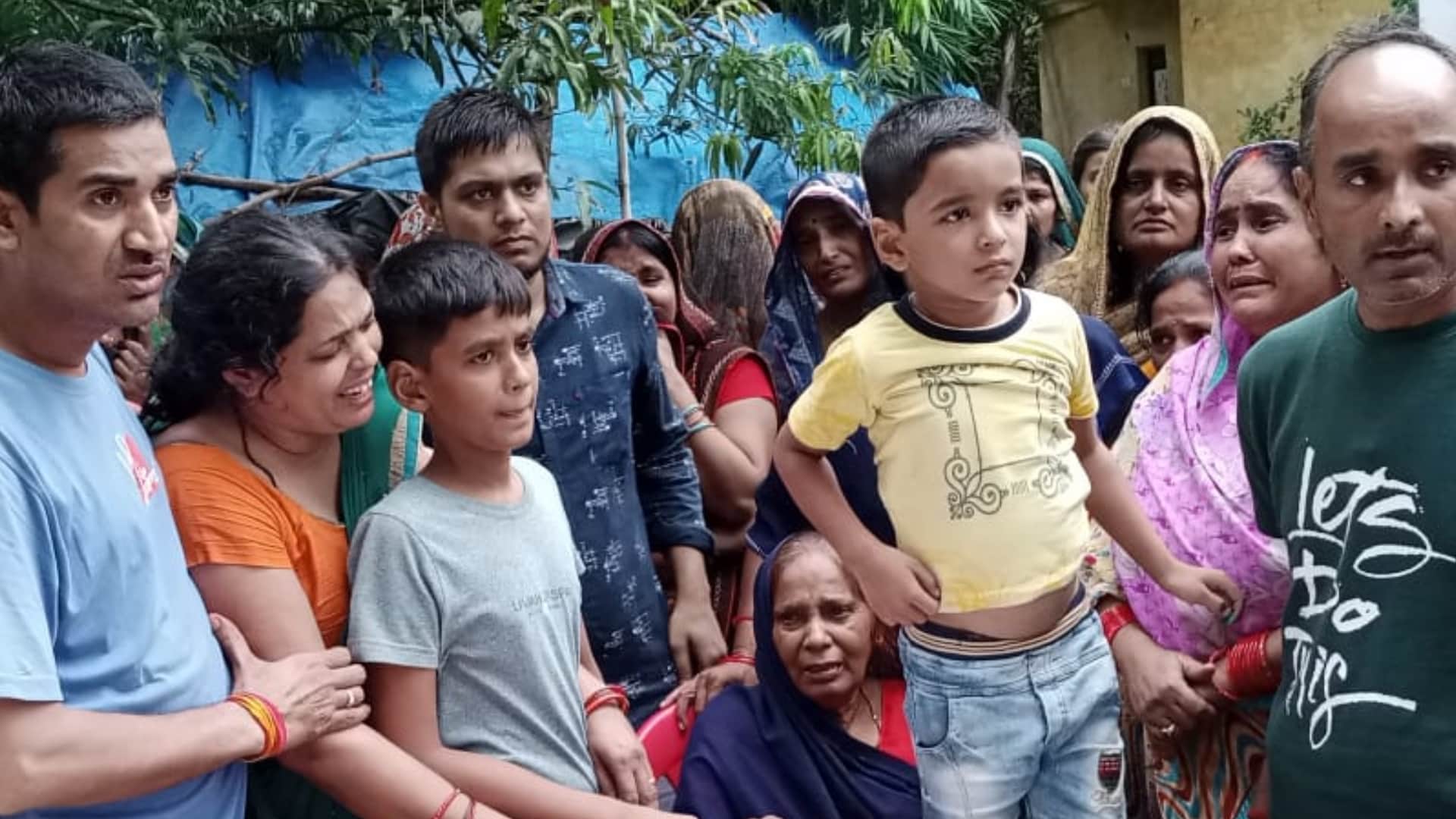 jawan's dead body brought to his village in Sultanpur.