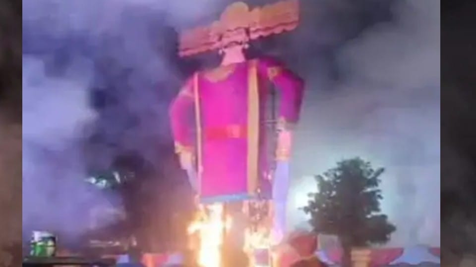 Indore played the tradition, thousands of people reached Ravana's effigy burning