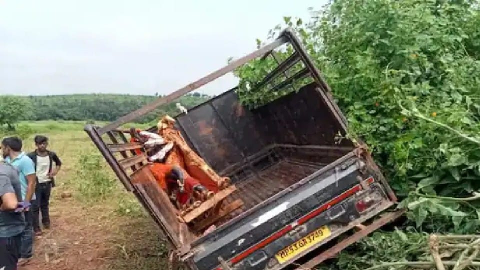 24 people going to immersion Durga idol injured due to overturning of pickup