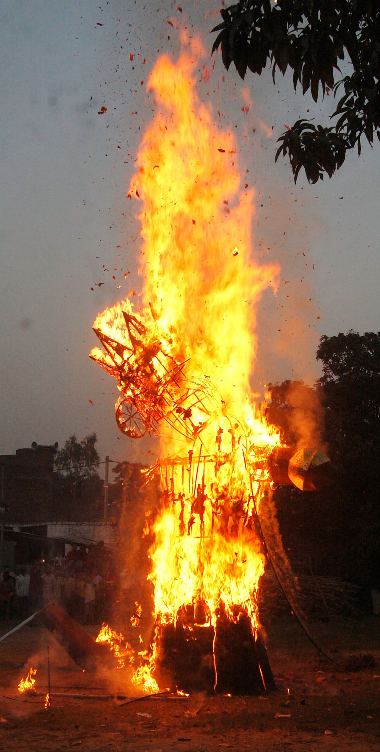 Arrogant Dashanan's effigy burnt