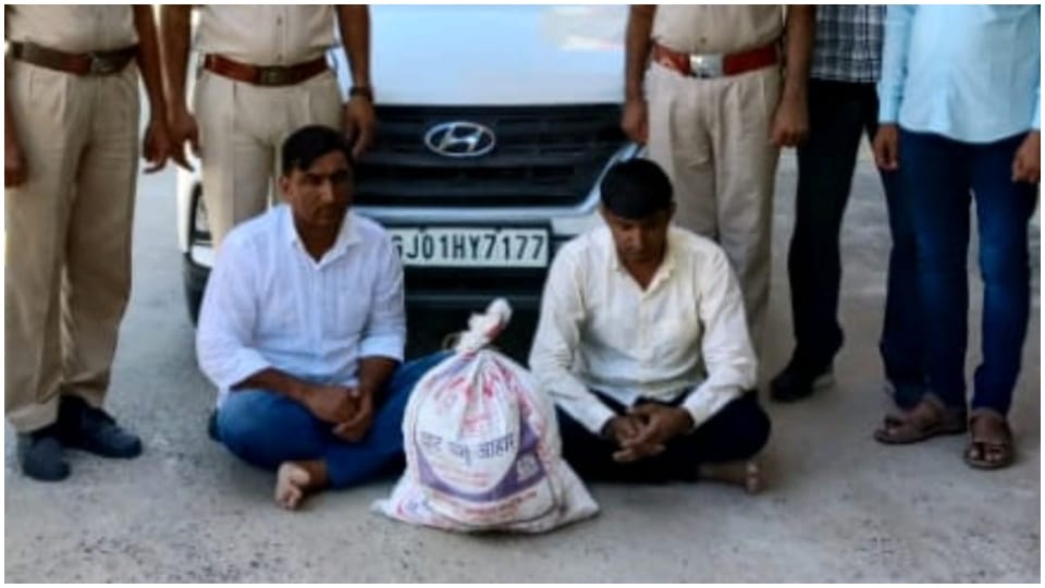 Two Smugglers Arrested In Jalore 19 kg opium and 11.98 lakh recovered