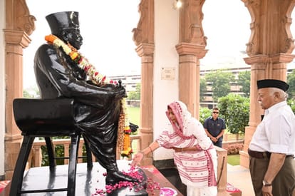 Year Ender 2022: Santosh Yadav with Mohan Bhagwat in Nagpur