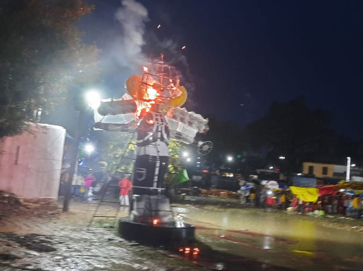 As soon as the effigy of Ravana was burnt, the cheers of Shri Ram resonated.