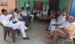 जागोस गांव में बैठक करते भाकियू अराजनैतिक संगठन के सदस्य व किसान
