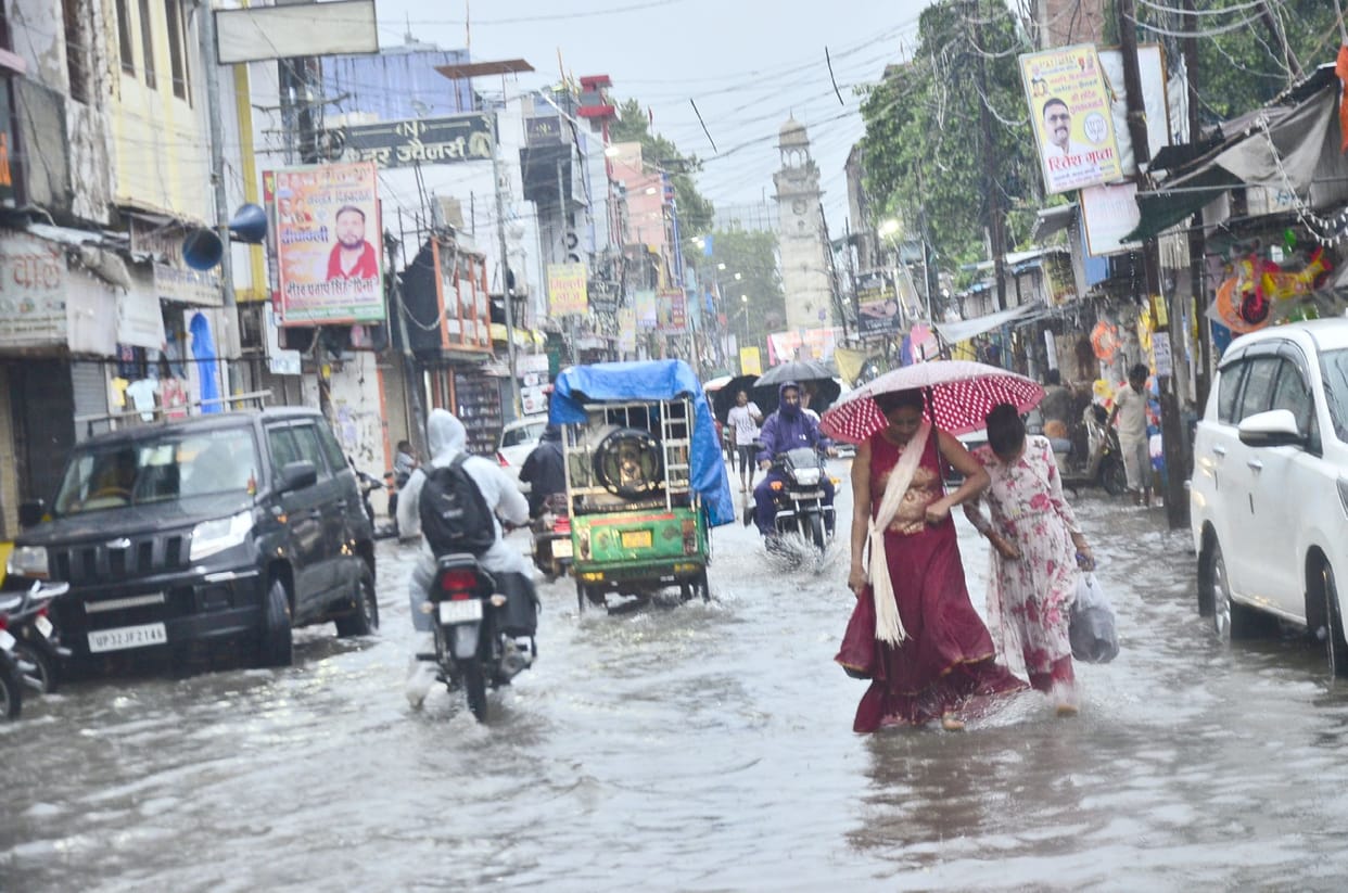 Life is disturbed due to heavy rain, localities become islands