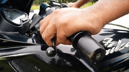 tappebaj stole one lakh from young man pocket by asking for lift in his bike In Etah