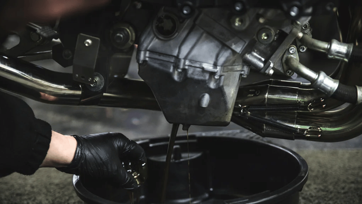 Why does bike engine oil turn black prematurely, know what things to keep in mind