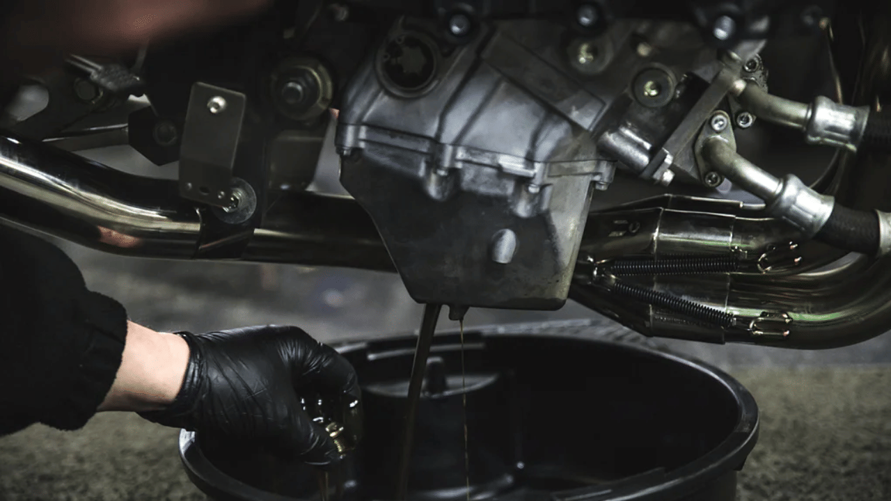 If the engine oil of your bike turns black too soon, be careful otherwise there will be a big loss