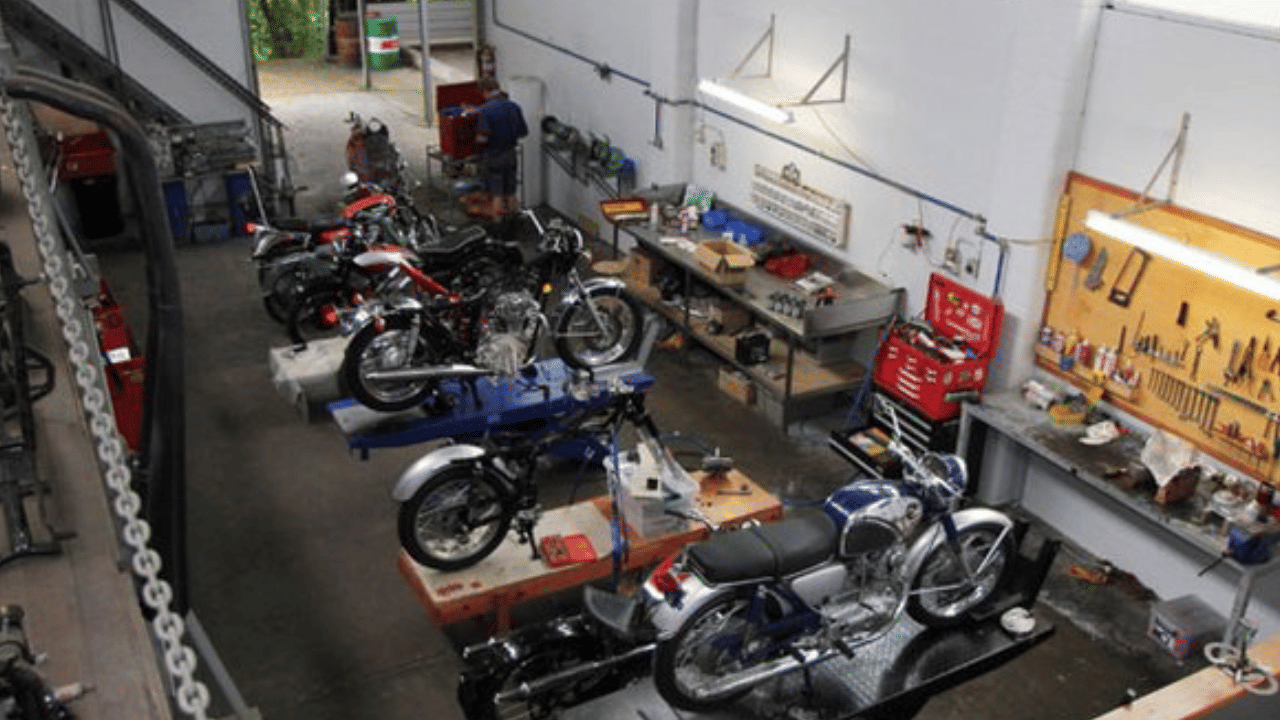If the engine oil of your bike turns black too soon, be careful otherwise there will be a big loss