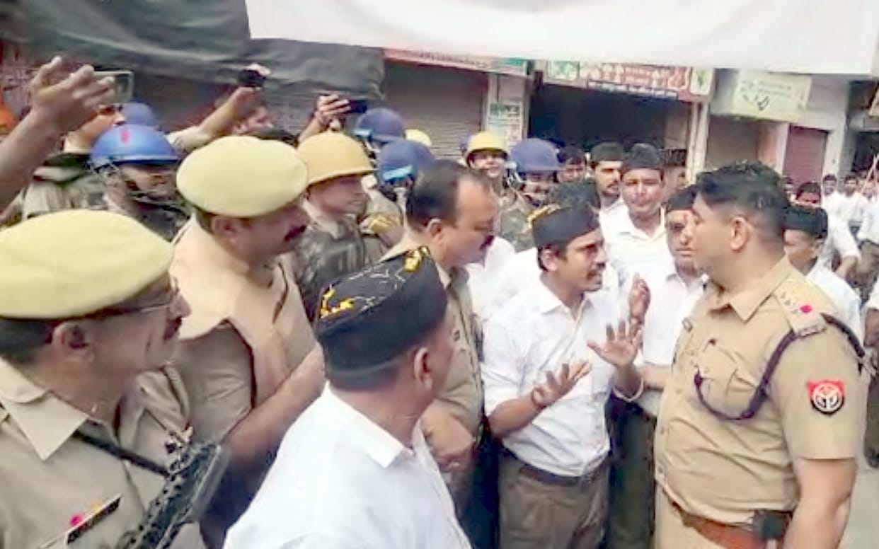 Clashes between volunteers and police
