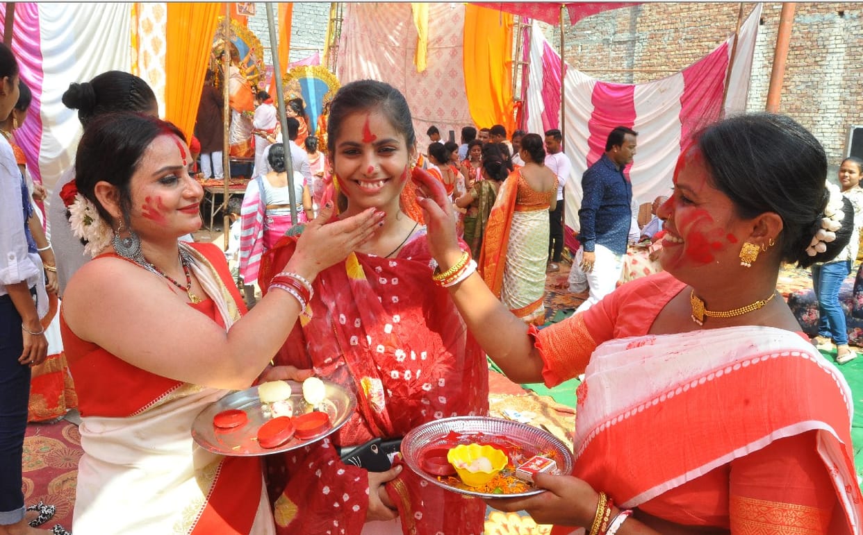 Devotees applied vermilion to Maa Durga, sought vows