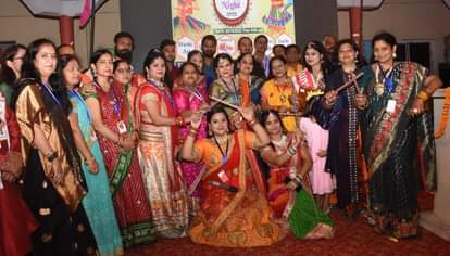 फोटो-46- डांडिया नृत्य कार्यक्रम में मौजूद महिलाएं