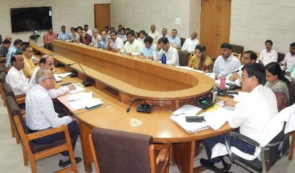 Hardoi, DM warns Public Works Department on bad roads