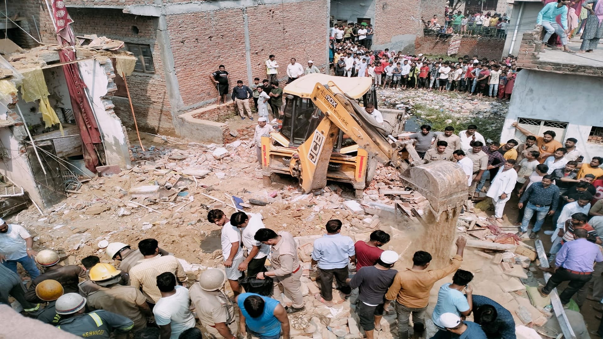 Ghaziabad Loni Blast cylinder exploded and house collapsed see photos