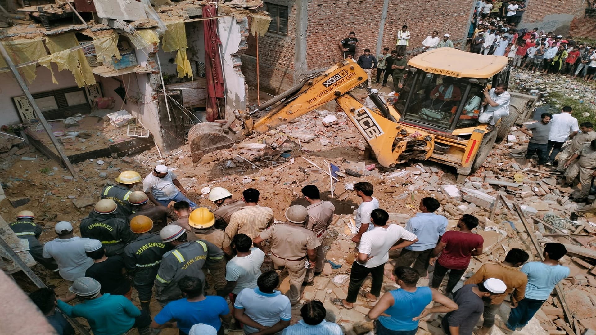 Ghaziabad Loni Blast cylinder exploded and house collapsed see photos