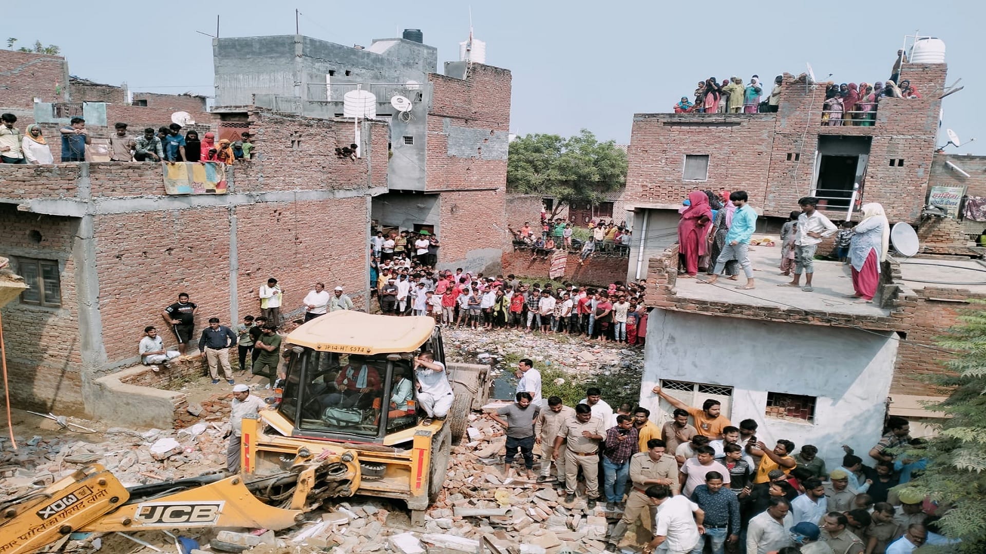 Ghaziabad Loni Blast cylinder exploded and house collapsed see photos