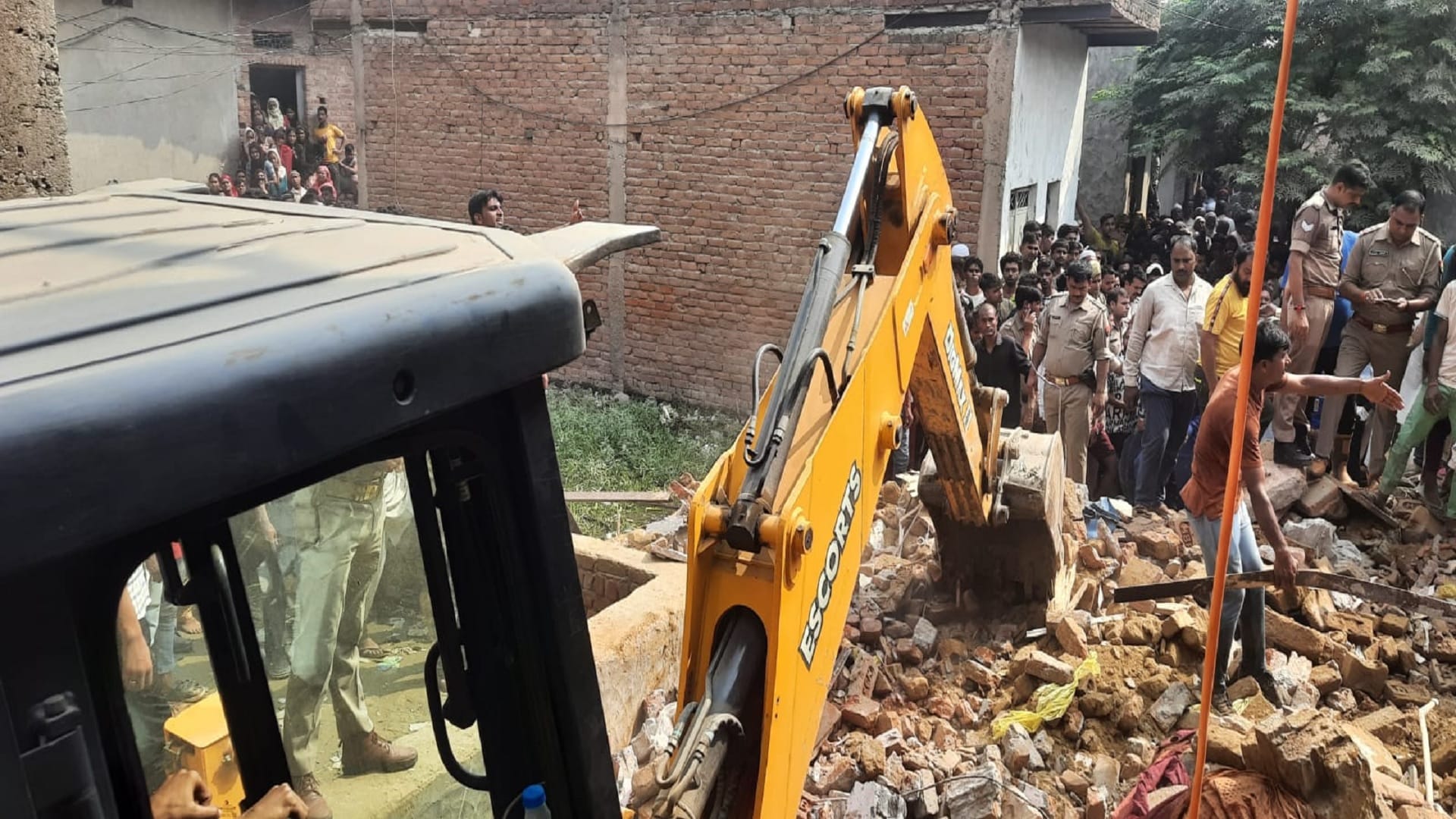 Ghaziabad Loni Blast cylinder sound of blast heard up to 500 meters ... a cloud of dust spread far and wide