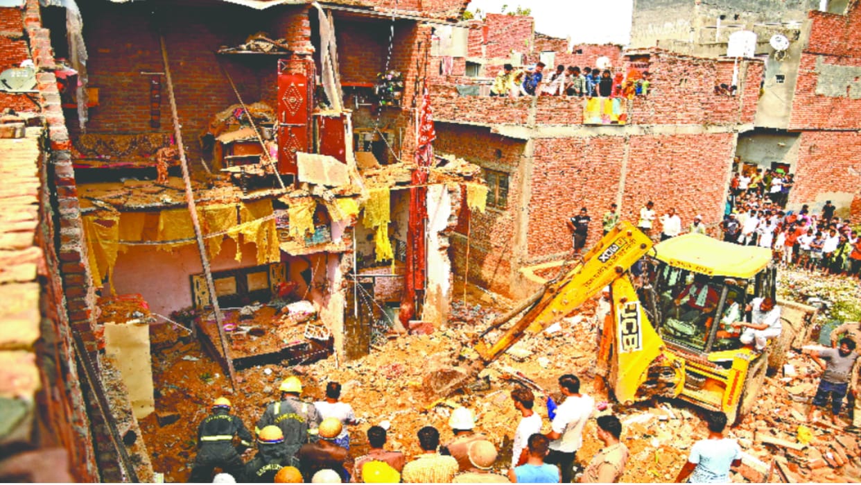 Ghaziabad Loni Blast cylinder exploded and house collapsed see photos