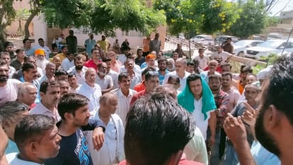 हांसी में जुटे लोग।